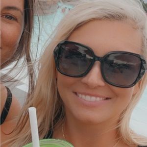 Meet your Posher, Casey